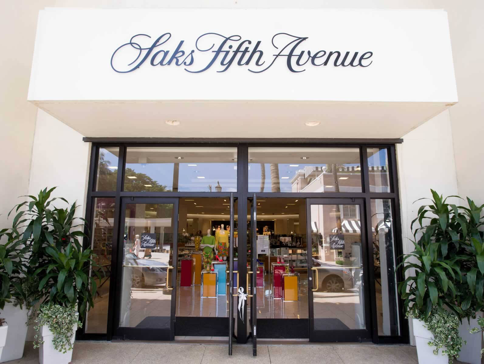 Доставка товара с магазина Saks Fifth Avenue